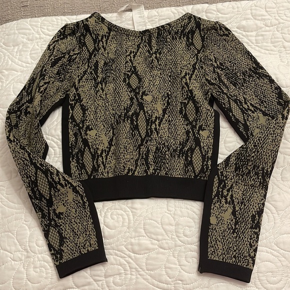 NWT Fabletics cropped long sleeve top size XS - Picture 3 of 3
